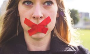 英語の発音に自信がない？それ時代遅れです